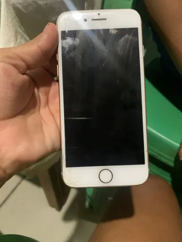 iPhone 8, um pouco quebrado, mas está funcionando normalmente