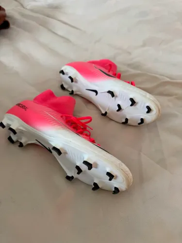 Chuteira Nike cor rosa