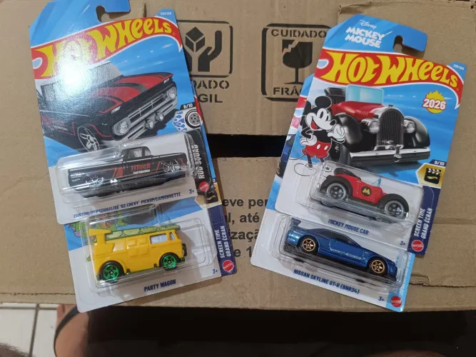 Hotwheels com 4 miniaturas 