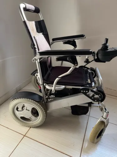 Cadeira de rodas elétrica novinha