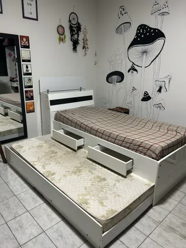 Cama bicama com baú e dois colchões 