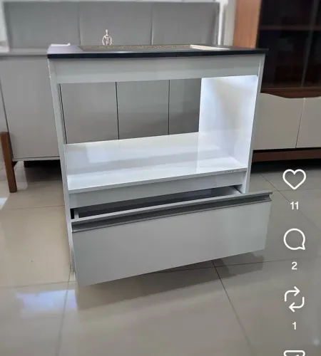 Balcão branco com recorte para Cooktop 
