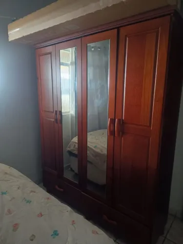 Guarda roupa de madeira maciça *Divido no cartão*