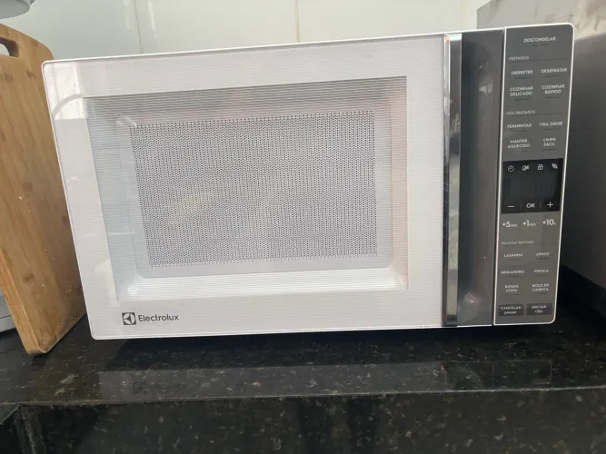 Microondas Eletrolux semi novo