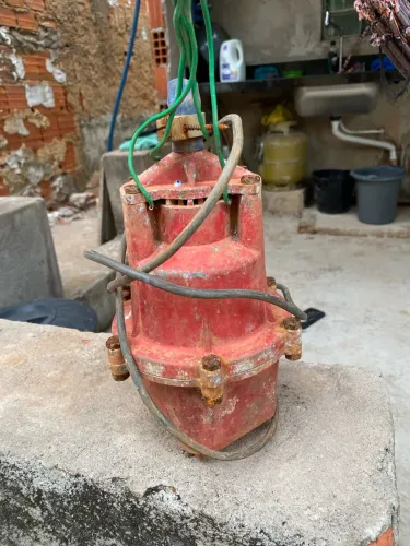 Bomba de água usada