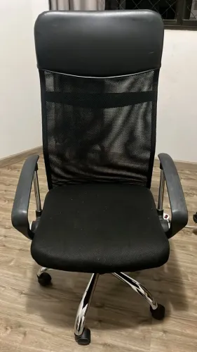 Cadeira e mesa de escritório usadas