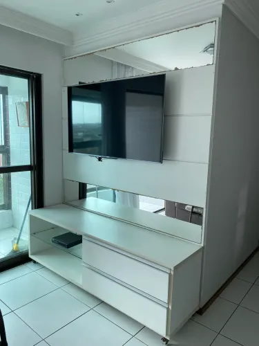 Rack com painel em madeira maciça com acabamento branco e espelhos - marcenaria premium