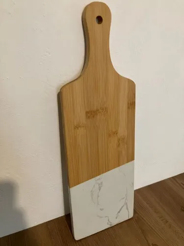 Tábua de bambu e mármore Oikos sem uso