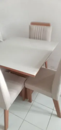 VENDO UMA MESA COM 4 CADEIRAS