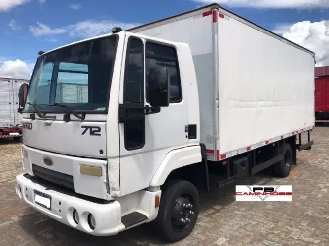 FORD CARGO 712 2011/2012 COM BAÚ.
