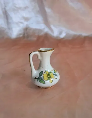 vaso em miniatura com flores amarelas decoração vintage antigo antiquario lindo coleção