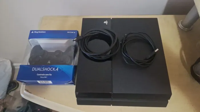 PlayStation 4 modelo FAT com 2 controles; Conservado , Relíquia para esse modelo.