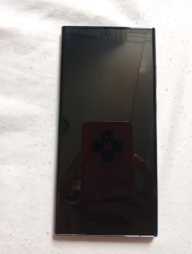 Vendo um celular Galaxy s23 ultra com quatro listras