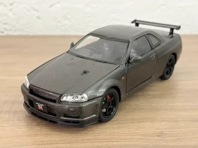 Miniatura Nissan Skyline R34 Fibra de carbono 1:24 com Luz e Som