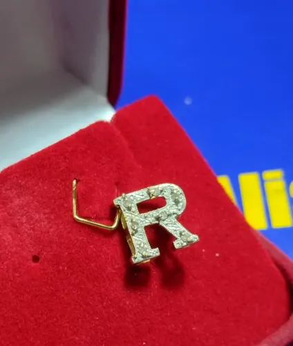 Pingente Letra R Ouro 18 Kilates Peso 1.00 Grama 10 mm Ouro Branco e Brilhante