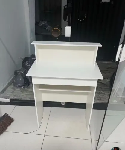 Mesa para escritório/ quarto/ consultório