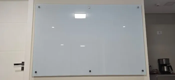 Lousa quadro branco de vidro temeprado com fixação em alumínio