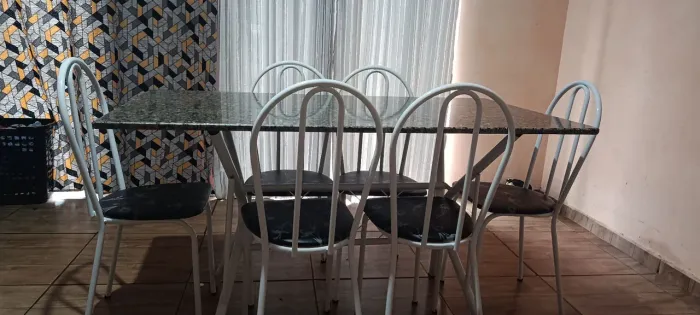 Mesa de mármore com 6 cadeiras