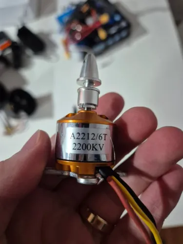 Motor brushless + hélices + controladores escs