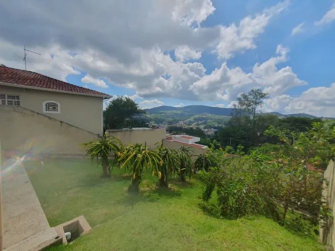 Casa Espaçosa com Vista Panorâmica e Aquecimento Solar no Centro de Serra Negra/SP