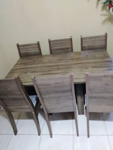 Mesa com 6 cadeiras almofadadas