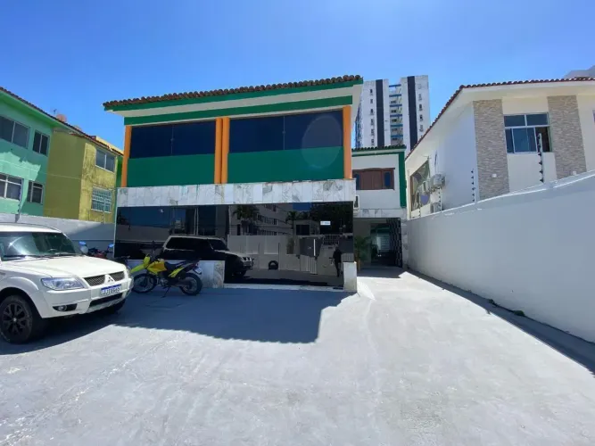 Alugo casa comercial com 2 pavimentos 8 salas, 731 m2 de área total, no Farol próximo ao P