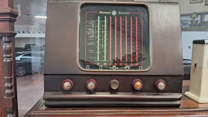 Raro rádio de madeira da marca Standard Electric funcionando perfeitamente