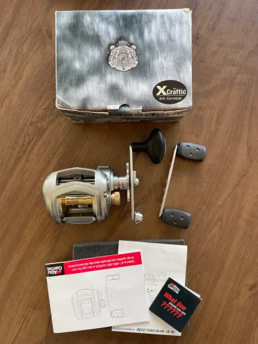 Carretilha Abu Garcia Revo Toro 60-HS Ambassadeur (Completa na Caixa) lado direito