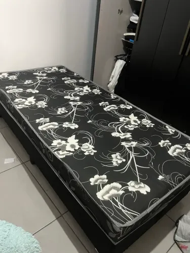 Vende-se cama box com colchão acoplado