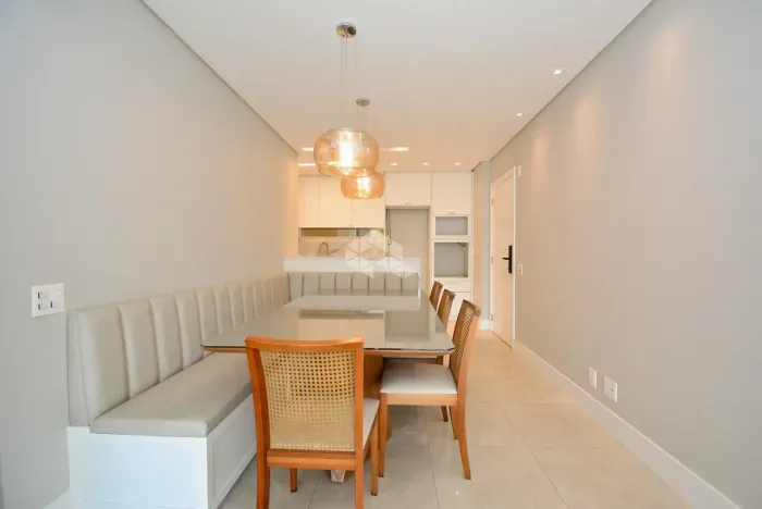 APARTAMENTO MOBILIADO COM 2 QUARTOS SENDO 1 SUÍTE E SACADA À VENDA NO CENTRO DE FLORIANÓPO