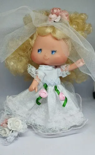 Boneca Moranguinho Noivinha