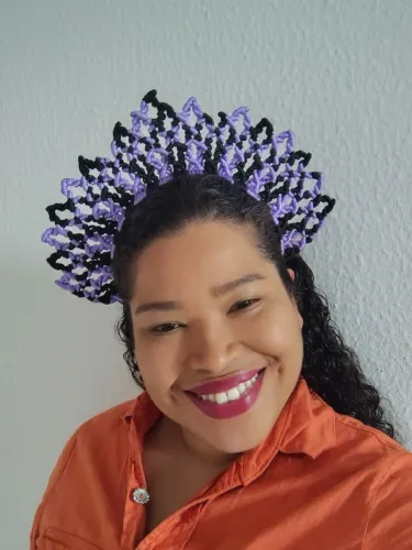 Coroa de macramê  lilás com preta