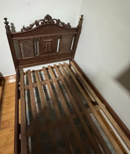 Cama de solteiro de sucupira