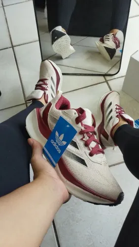 Tênis esportivo