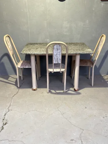 Mesa com tampo de pedra