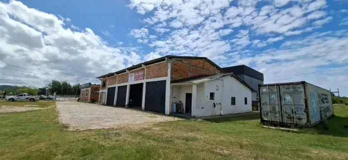 Galpão Comercial com 10 vagas de garagem em Florianópolis/SC.