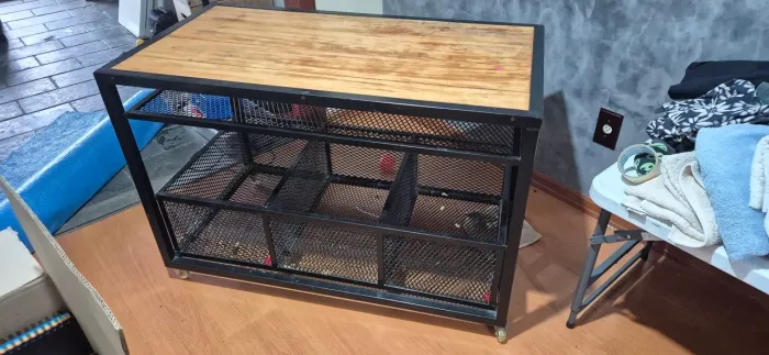 Mesa aparador de madeira e metal