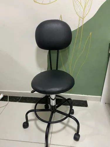 Mocho preto com rodinhas para profissionais de estética