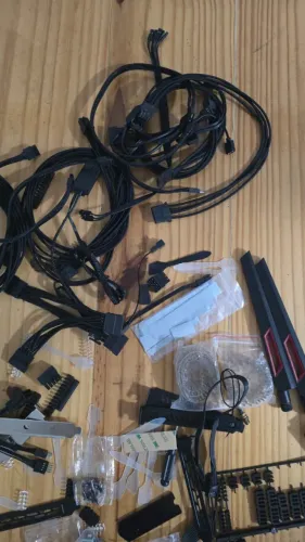 Lote de cabos, extensores, acessórios e ferramentas para PC e cabos custom