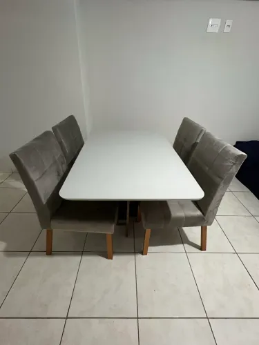 Mesa com 4 cadeiras