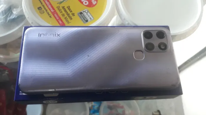 Vendo celular semi-novo,64 gigas de memória funcionando tudo perfeitamente.