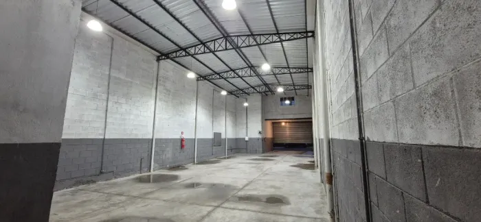 Galpão 260m² Próx. Dutra | Escritório + 4 Banheiros | Ideal Logística/Indústria