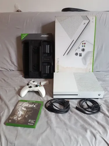 Xbox One S 1TB com base carregadora