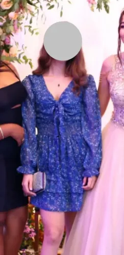 Vestido azul, de material sintético e manga longa
