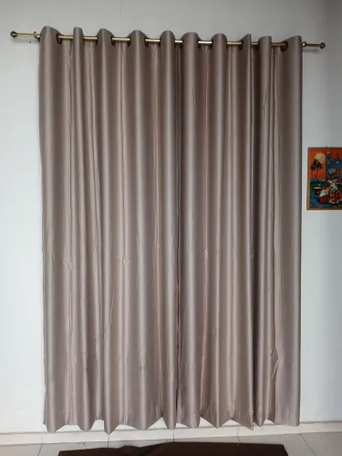 Vendo cortina corta-luz com ilhos 2,60 largura x 2,50 de altura.