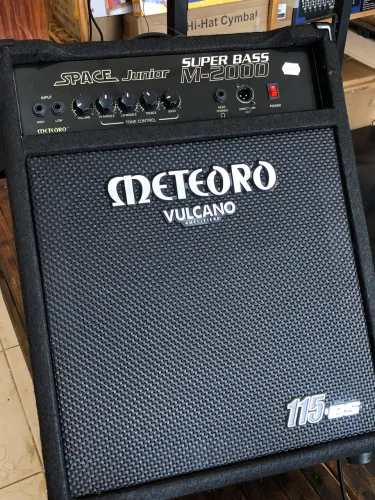 Amplificador de contra baixo meteoro 