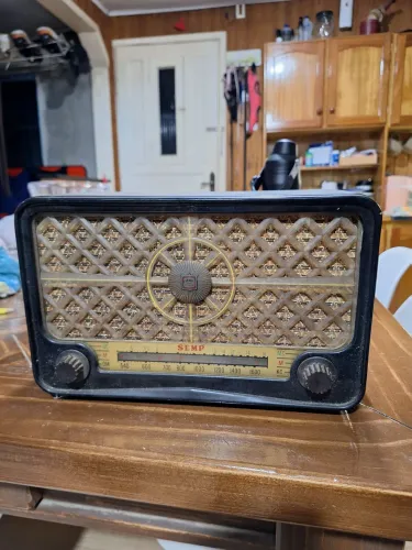 Rádio modelo antigo
