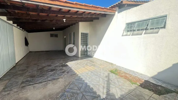 Casa residencial disponível para locação no bairro Santa Luzia.