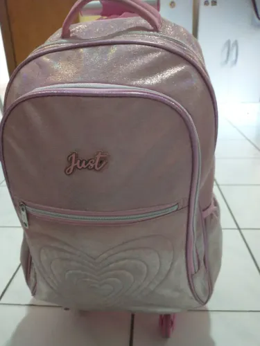 Mochila escolar de rodinhas bem conservada.