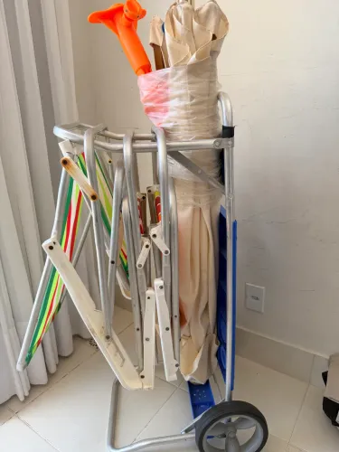 Carrinho de praia e guarda sol